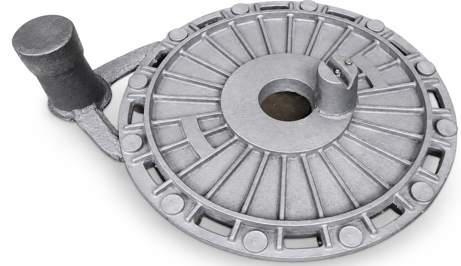 Tapa circular fundida con nervaduras radiales y la mazarota todavía sin cortar
