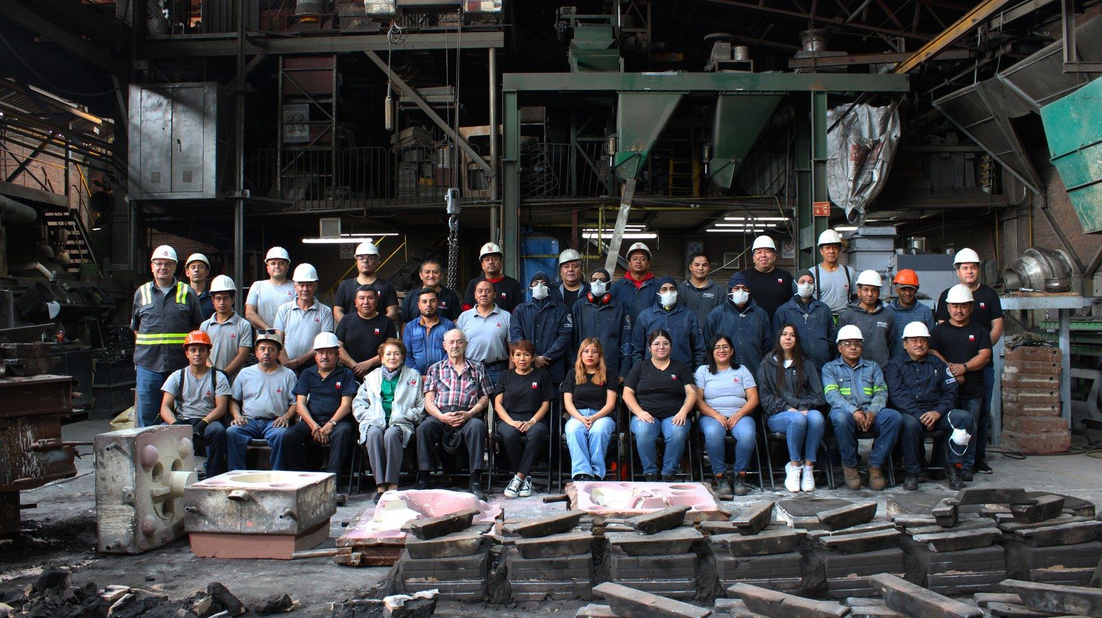 Equipo de FMT en la planta de fundición de Texcoco, con un horno de inducción encendido al fondo